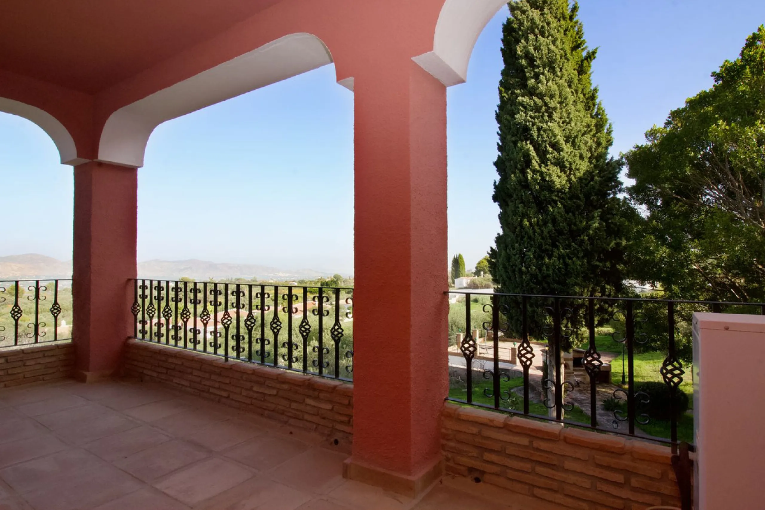 Imagine this spectacular 377 m² villa that not only offers you a dream home, but also the possibility of building another house of up to 800 m² on the spacious 4800 m² plot. Located in an exclusive residential complex, this property is a true treasure for