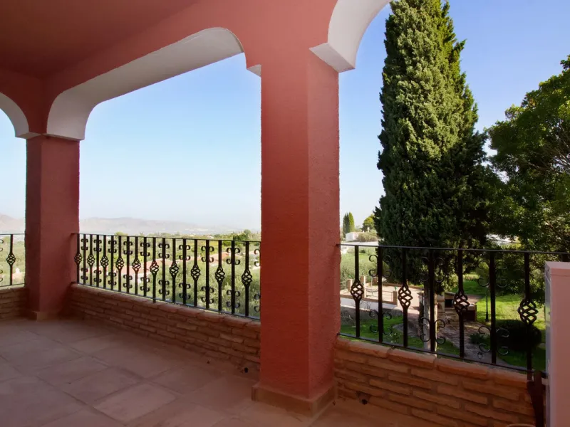 Imagine this spectacular 377 m² villa that not only offers you a dream home, but also the possibility of building another house of up to 800 m² on the spacious 4800 m² plot. Located in an exclusive residential complex, this property is a true treasure for