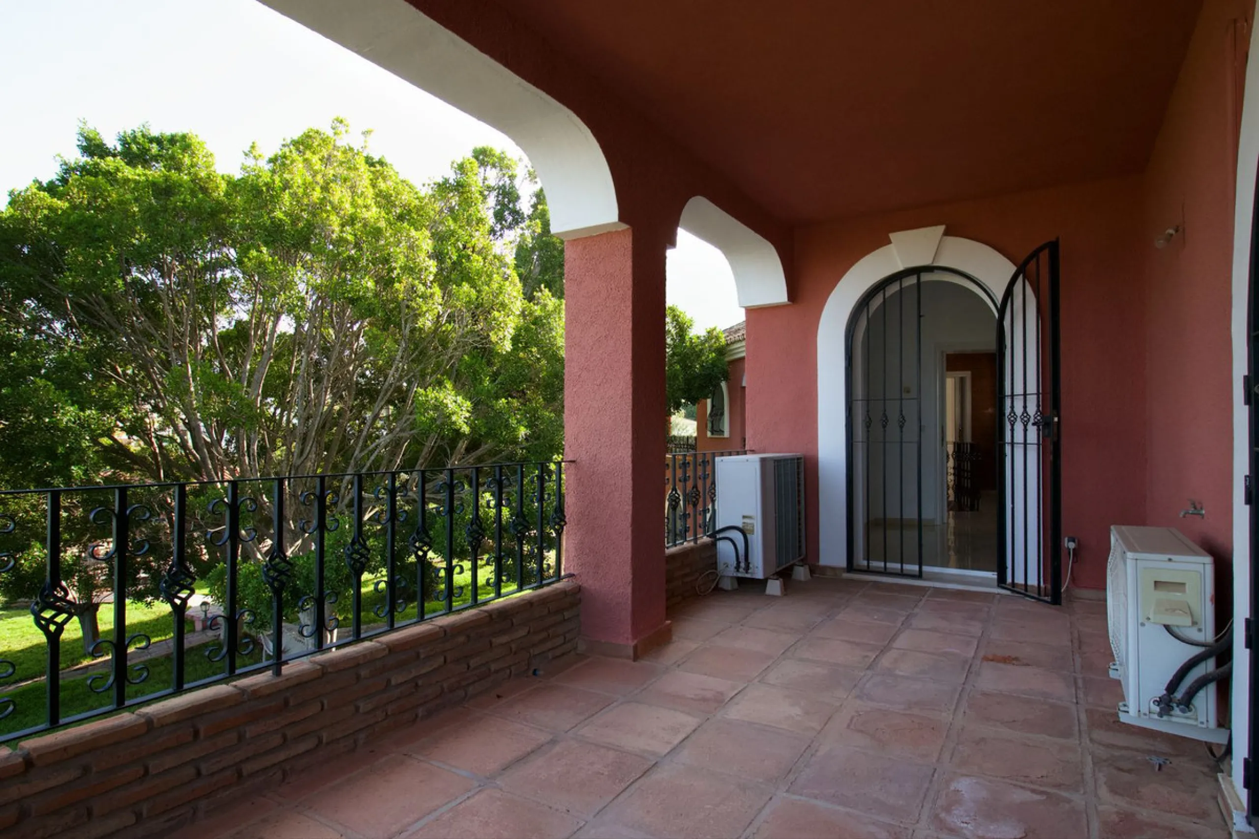 Imagine this spectacular 377 m² villa that not only offers you a dream home, but also the possibility of building another house of up to 800 m² on the spacious 4800 m² plot. Located in an exclusive residential complex, this property is a true treasure for