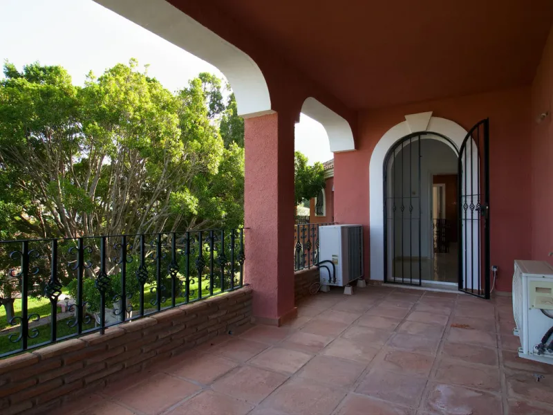 Imagine this spectacular 377 m² villa that not only offers you a dream home, but also the possibility of building another house of up to 800 m² on the spacious 4800 m² plot. Located in an exclusive residential complex, this property is a true treasure for