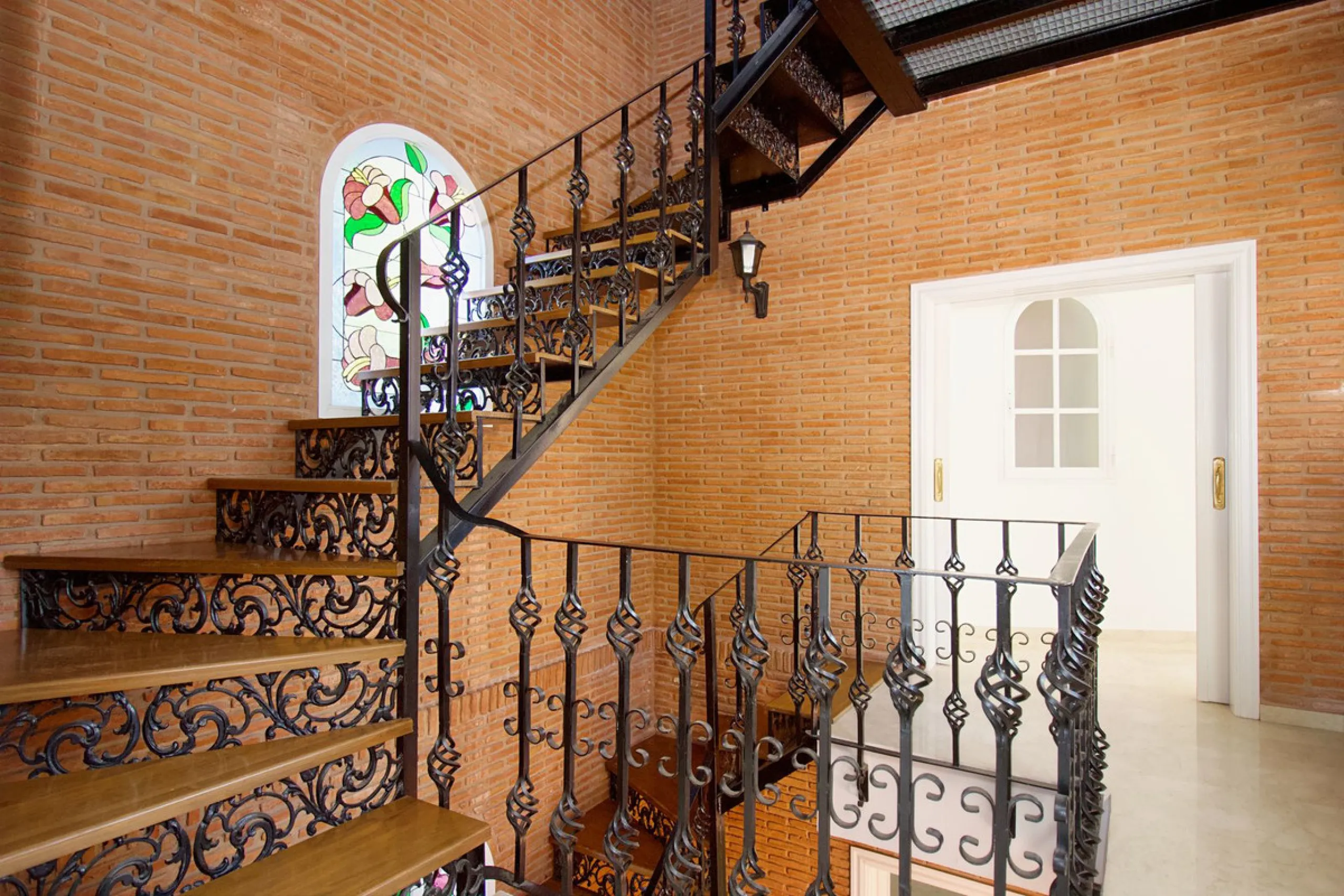 Imagine this spectacular 377 m² villa that not only offers you a dream home, but also the possibility of building another house of up to 800 m² on the spacious 4800 m² plot. Located in an exclusive residential complex, this property is a true treasure for