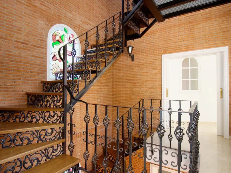 Imagine this spectacular 377 m² villa that not only offers you a dream home, but also the possibility of building another house of up to 800 m² on the spacious 4800 m² plot. Located in an exclusive residential complex, this property is a true treasure for