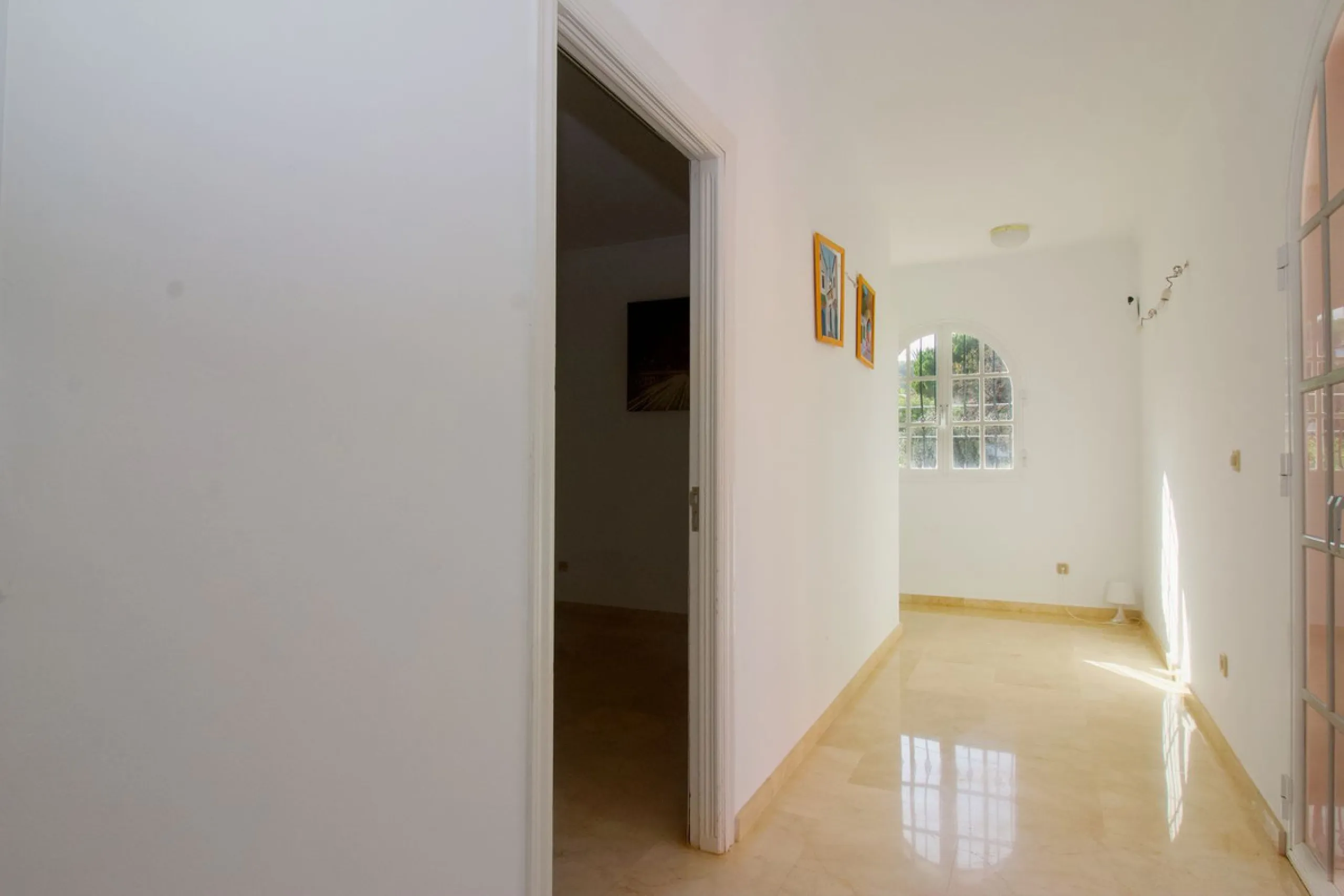 Imagine this spectacular 377 m² villa that not only offers you a dream home, but also the possibility of building another house of up to 800 m² on the spacious 4800 m² plot. Located in an exclusive residential complex, this property is a true treasure for