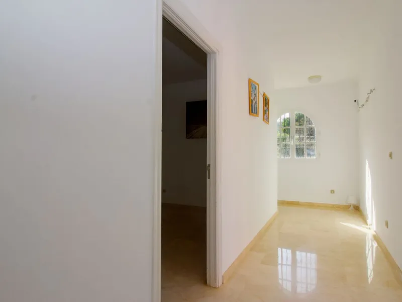 Imagine this spectacular 377 m² villa that not only offers you a dream home, but also the possibility of building another house of up to 800 m² on the spacious 4800 m² plot. Located in an exclusive residential complex, this property is a true treasure for