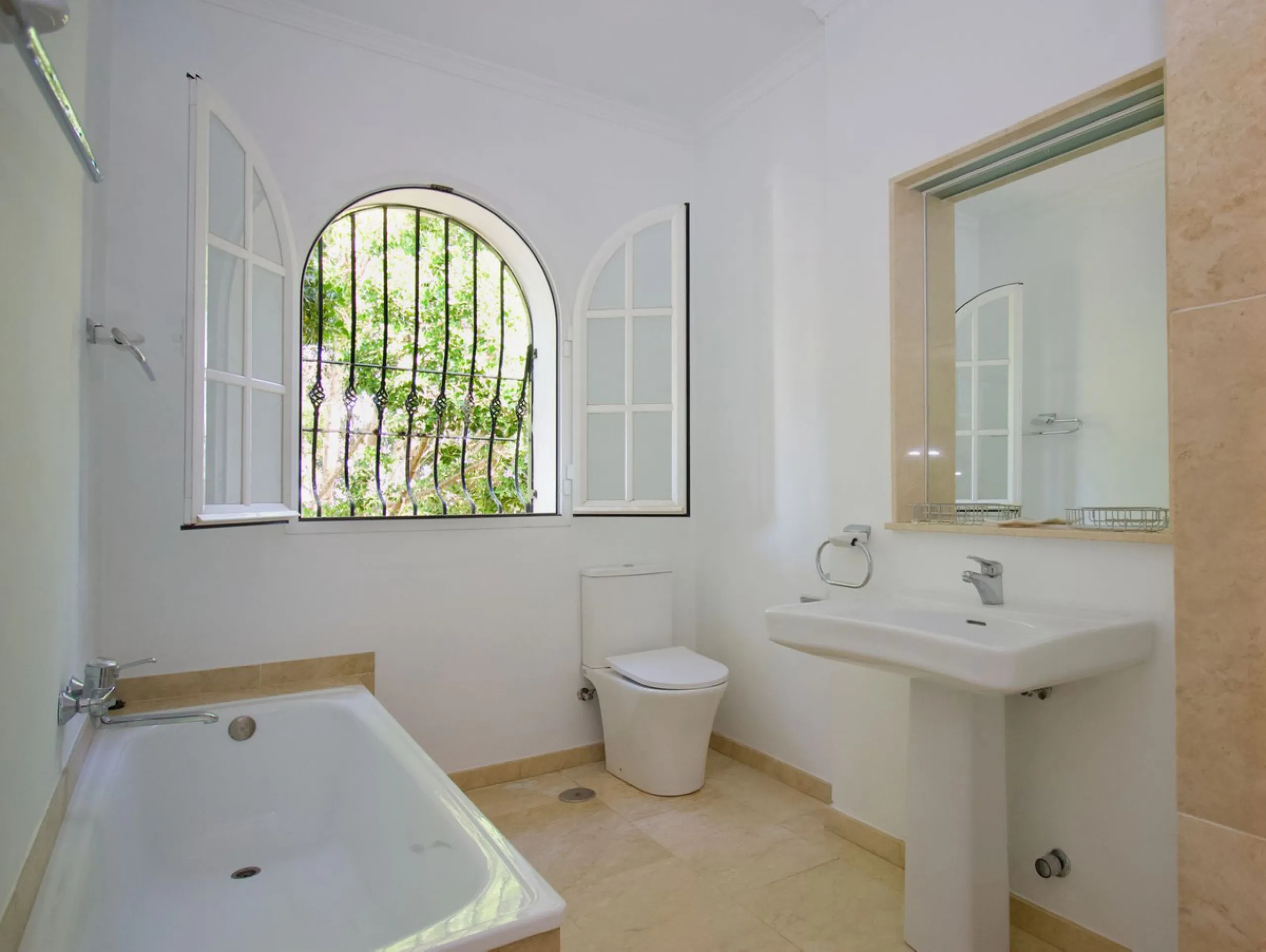 Imagine this spectacular 377 m² villa that not only offers you a dream home, but also the possibility of building another house of up to 800 m² on the spacious 4800 m² plot. Located in an exclusive residential complex, this property is a true treasure for