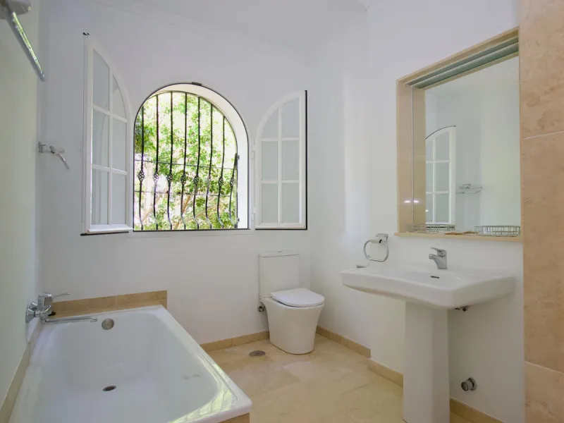 Imagine this spectacular 377 m² villa that not only offers you a dream home, but also the possibility of building another house of up to 800 m² on the spacious 4800 m² plot. Located in an exclusive residential complex, this property is a true treasure for