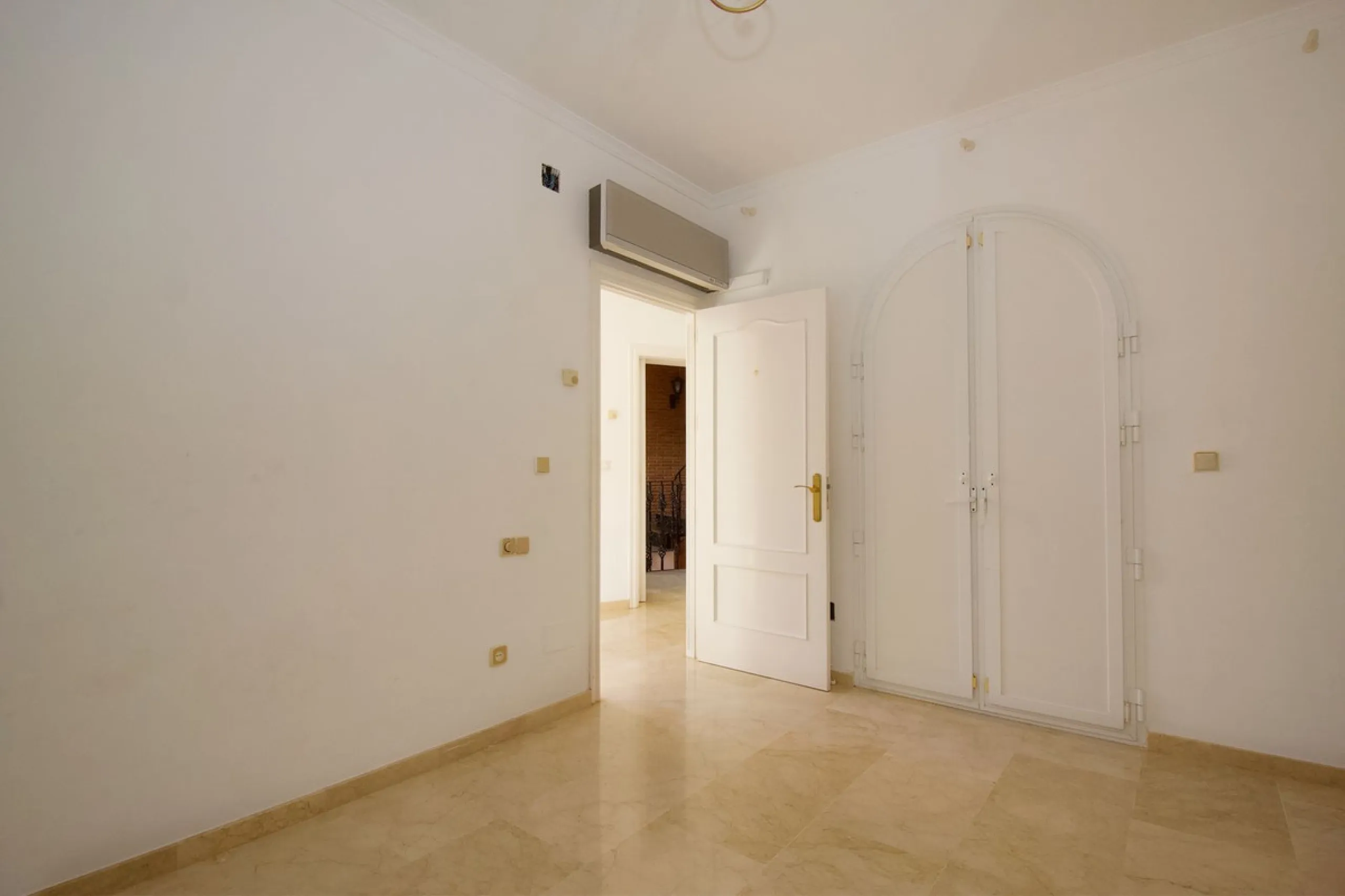 Imagine this spectacular 377 m² villa that not only offers you a dream home, but also the possibility of building another house of up to 800 m² on the spacious 4800 m² plot. Located in an exclusive residential complex, this property is a true treasure for