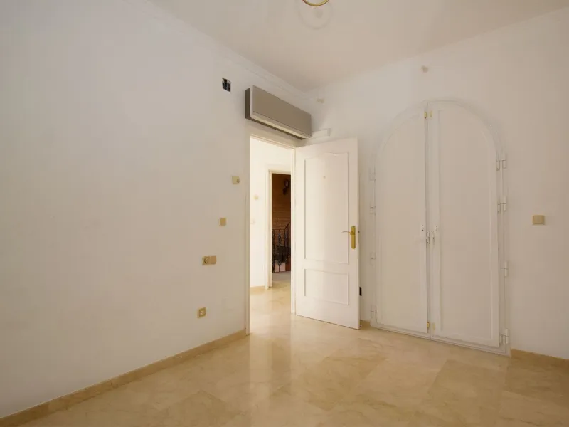 Imagine this spectacular 377 m² villa that not only offers you a dream home, but also the possibility of building another house of up to 800 m² on the spacious 4800 m² plot. Located in an exclusive residential complex, this property is a true treasure for