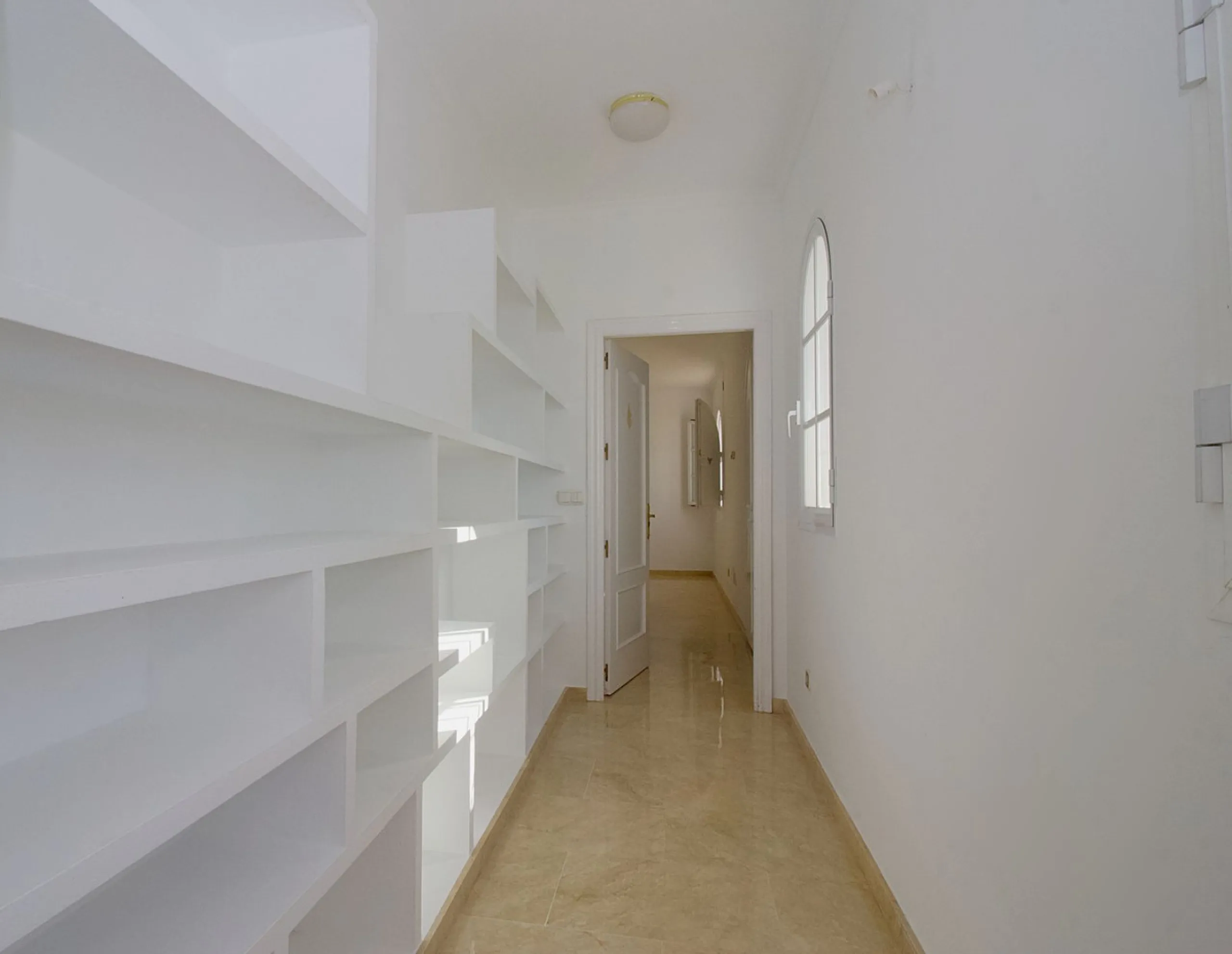 Imagine this spectacular 377 m² villa that not only offers you a dream home, but also the possibility of building another house of up to 800 m² on the spacious 4800 m² plot. Located in an exclusive residential complex, this property is a true treasure for