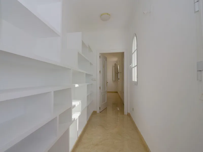 Imagine this spectacular 377 m² villa that not only offers you a dream home, but also the possibility of building another house of up to 800 m² on the spacious 4800 m² plot. Located in an exclusive residential complex, this property is a true treasure for