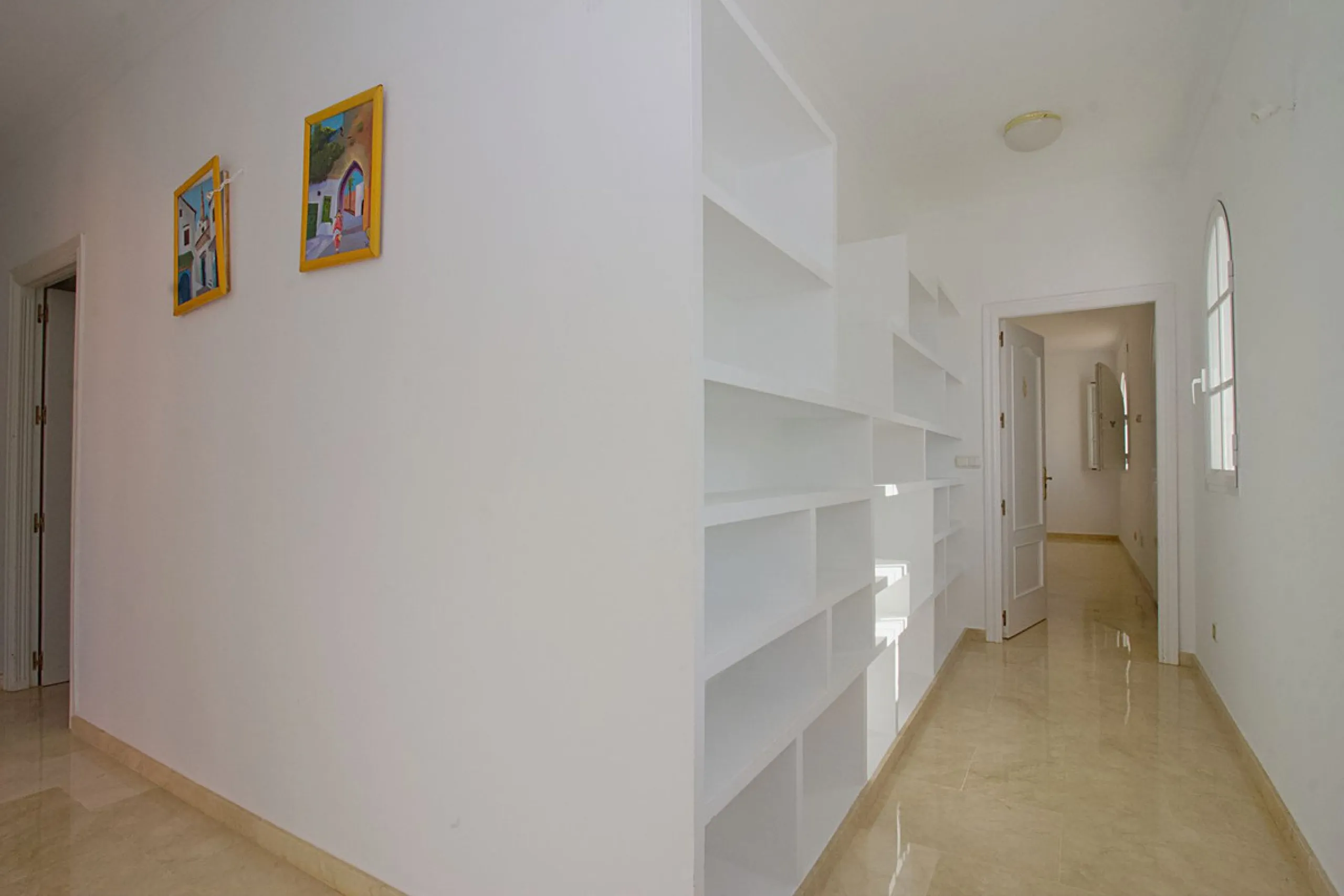 Imagine this spectacular 377 m² villa that not only offers you a dream home, but also the possibility of building another house of up to 800 m² on the spacious 4800 m² plot. Located in an exclusive residential complex, this property is a true treasure for