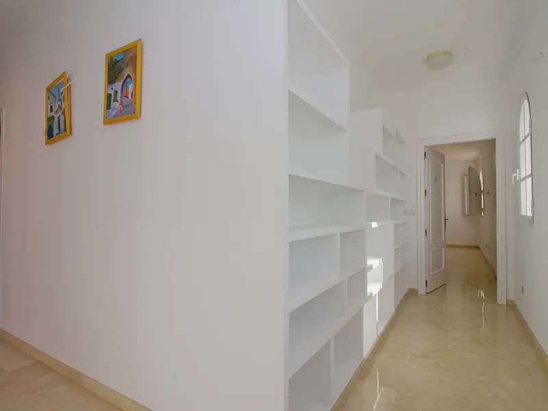 Imagine this spectacular 377 m² villa that not only offers you a dream home, but also the possibility of building another house of up to 800 m² on the spacious 4800 m² plot. Located in an exclusive residential complex, this property is a true treasure for