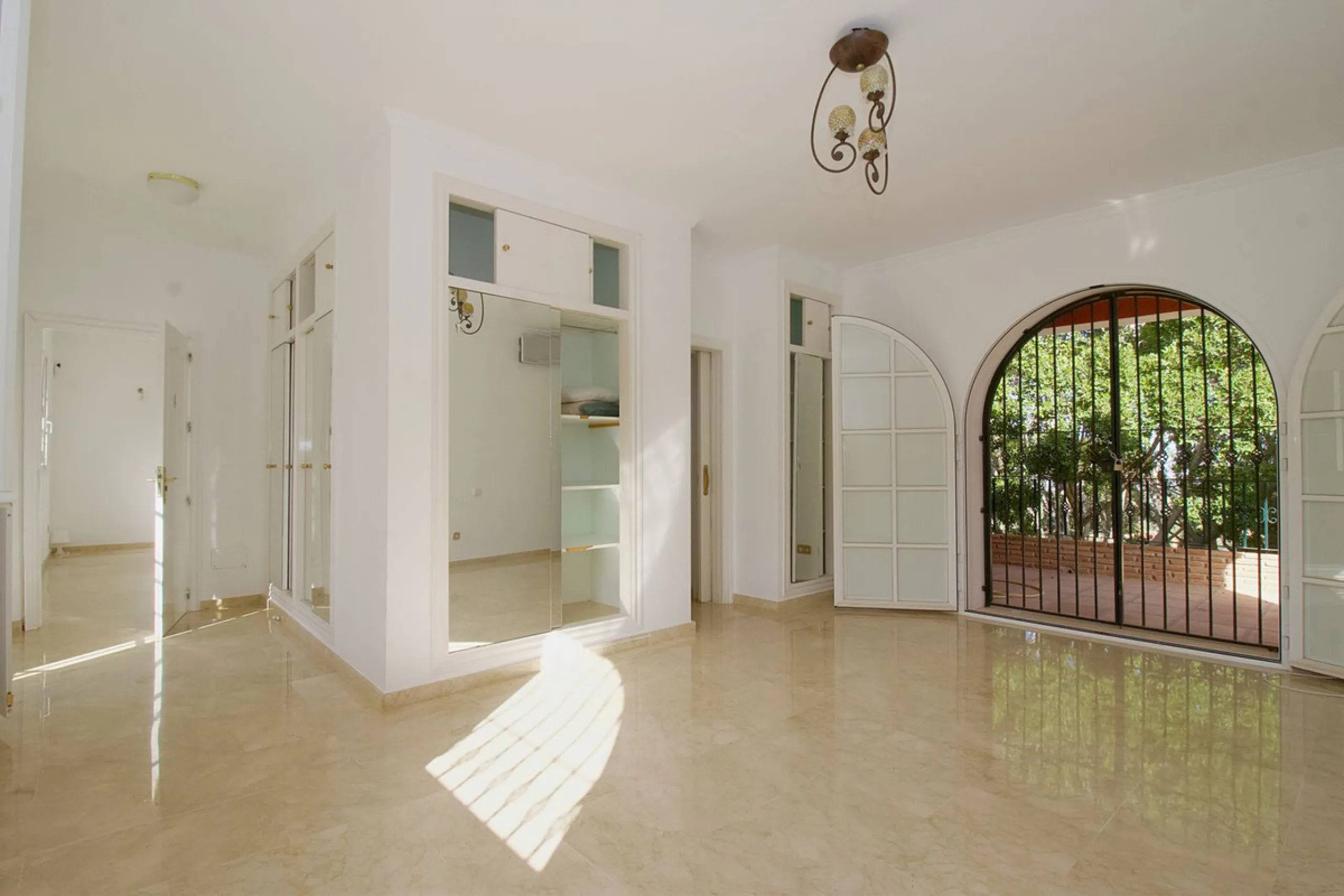 Imagine this spectacular 377 m² villa that not only offers you a dream home, but also the possibility of building another house of up to 800 m² on the spacious 4800 m² plot. Located in an exclusive residential complex, this property is a true treasure for