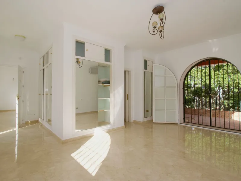 Imagine this spectacular 377 m² villa that not only offers you a dream home, but also the possibility of building another house of up to 800 m² on the spacious 4800 m² plot. Located in an exclusive residential complex, this property is a true treasure for