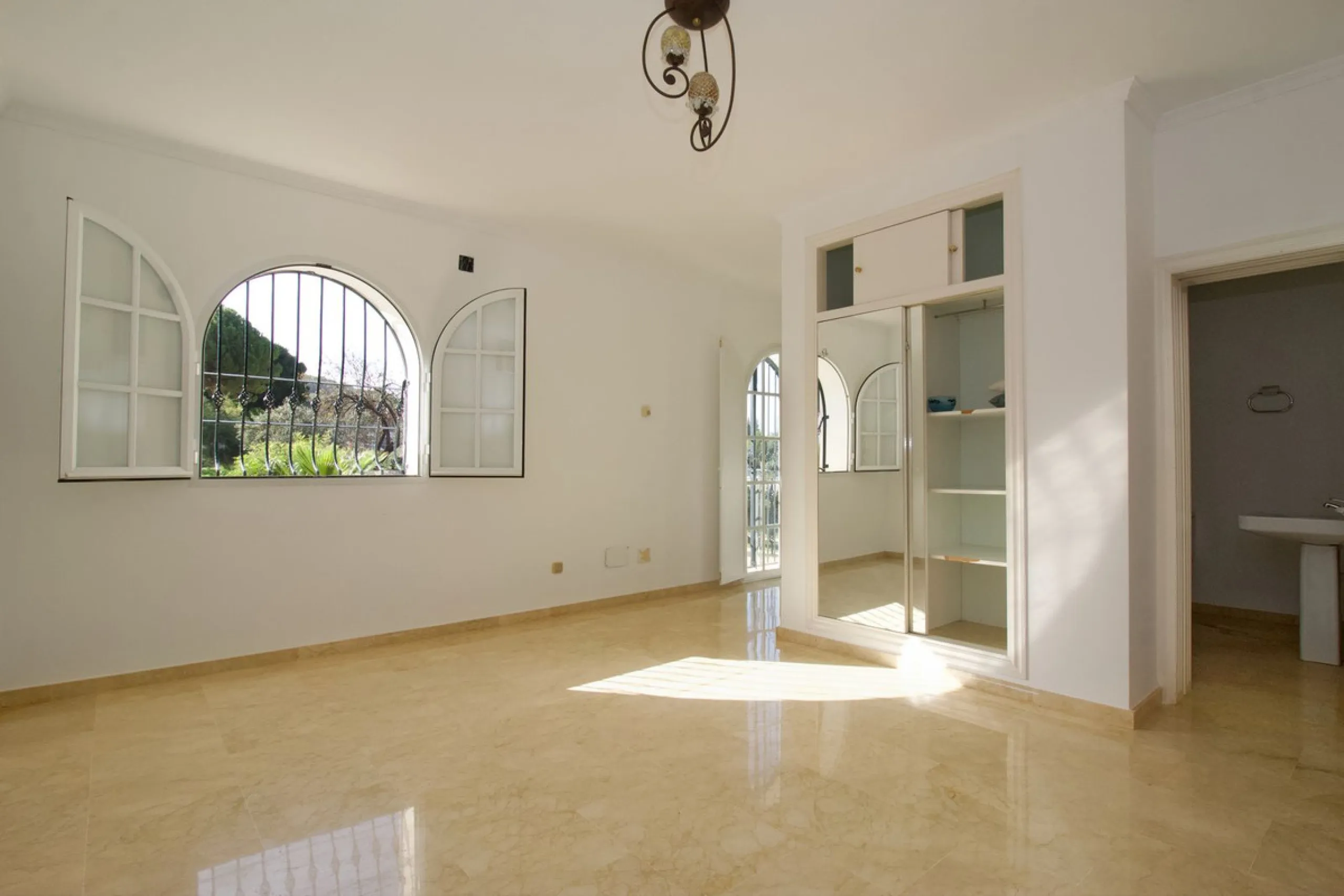 Imagine this spectacular 377 m² villa that not only offers you a dream home, but also the possibility of building another house of up to 800 m² on the spacious 4800 m² plot. Located in an exclusive residential complex, this property is a true treasure for