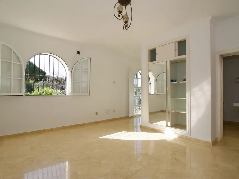 Imagine this spectacular 377 m² villa that not only offers you a dream home, but also the possibility of building another house of up to 800 m² on the spacious 4800 m² plot. Located in an exclusive residential complex, this property is a true treasure for
