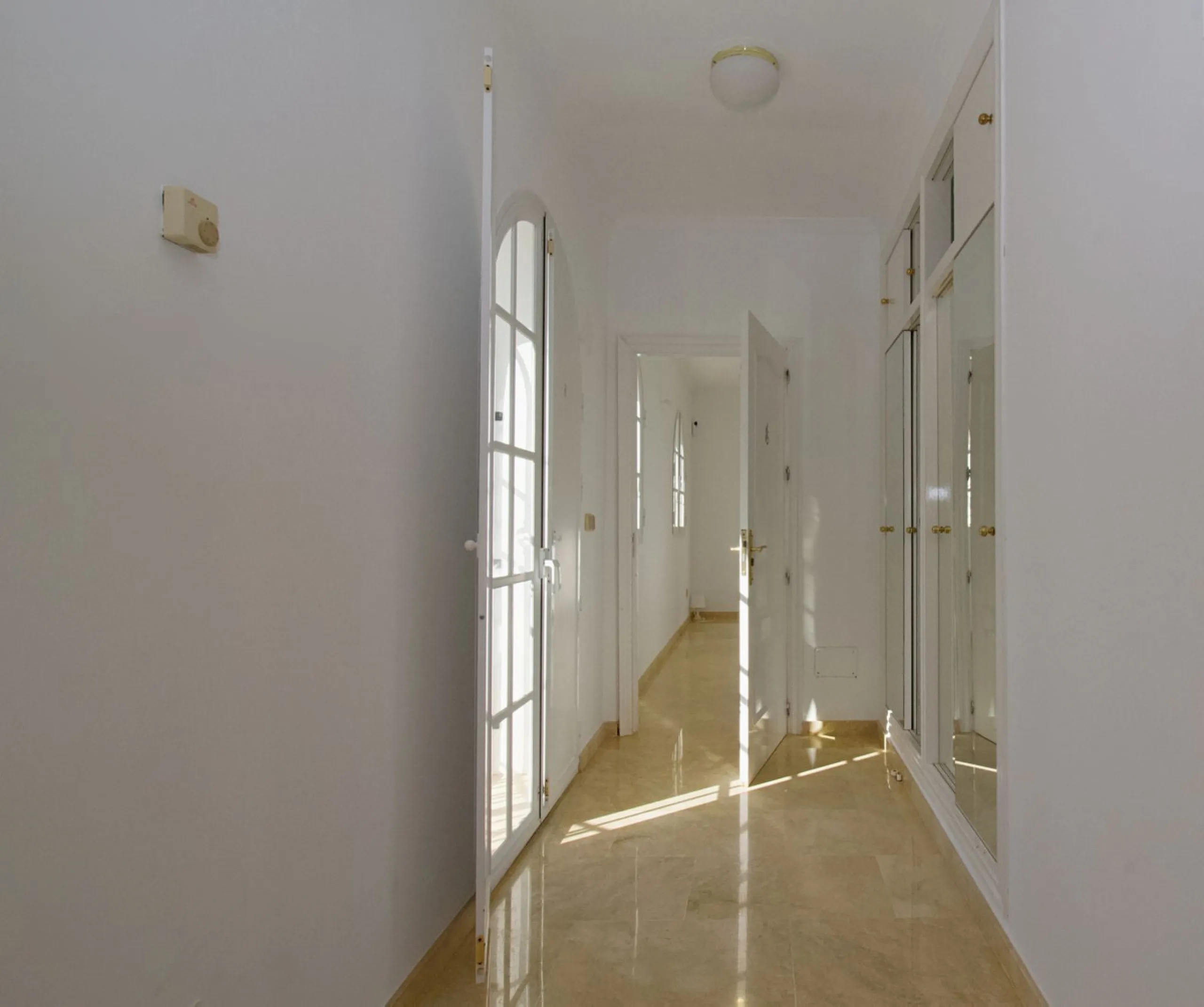 Imagine this spectacular 377 m² villa that not only offers you a dream home, but also the possibility of building another house of up to 800 m² on the spacious 4800 m² plot. Located in an exclusive residential complex, this property is a true treasure for