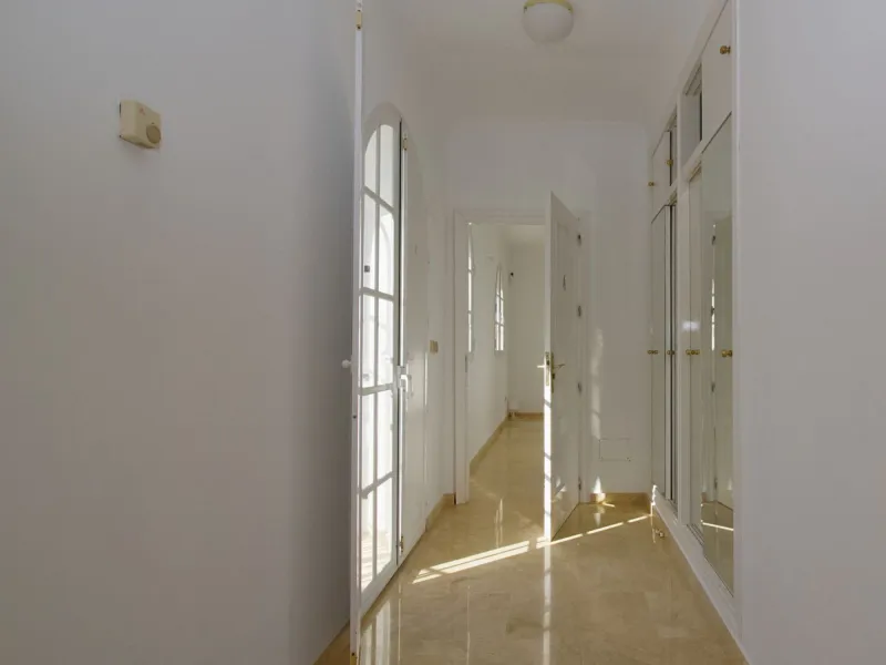 Imagine this spectacular 377 m² villa that not only offers you a dream home, but also the possibility of building another house of up to 800 m² on the spacious 4800 m² plot. Located in an exclusive residential complex, this property is a true treasure for