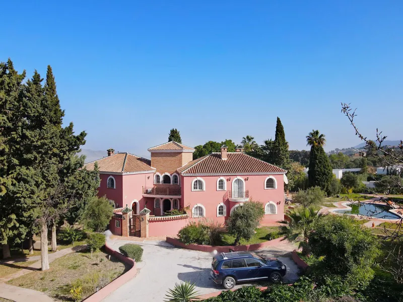 Imagine this spectacular 377 m² villa that not only offers you a dream home, but also the possibility of building another house of up to 800 m² on the spacious 4800 m² plot. Located in an exclusive residential complex, this property is a true treasure for