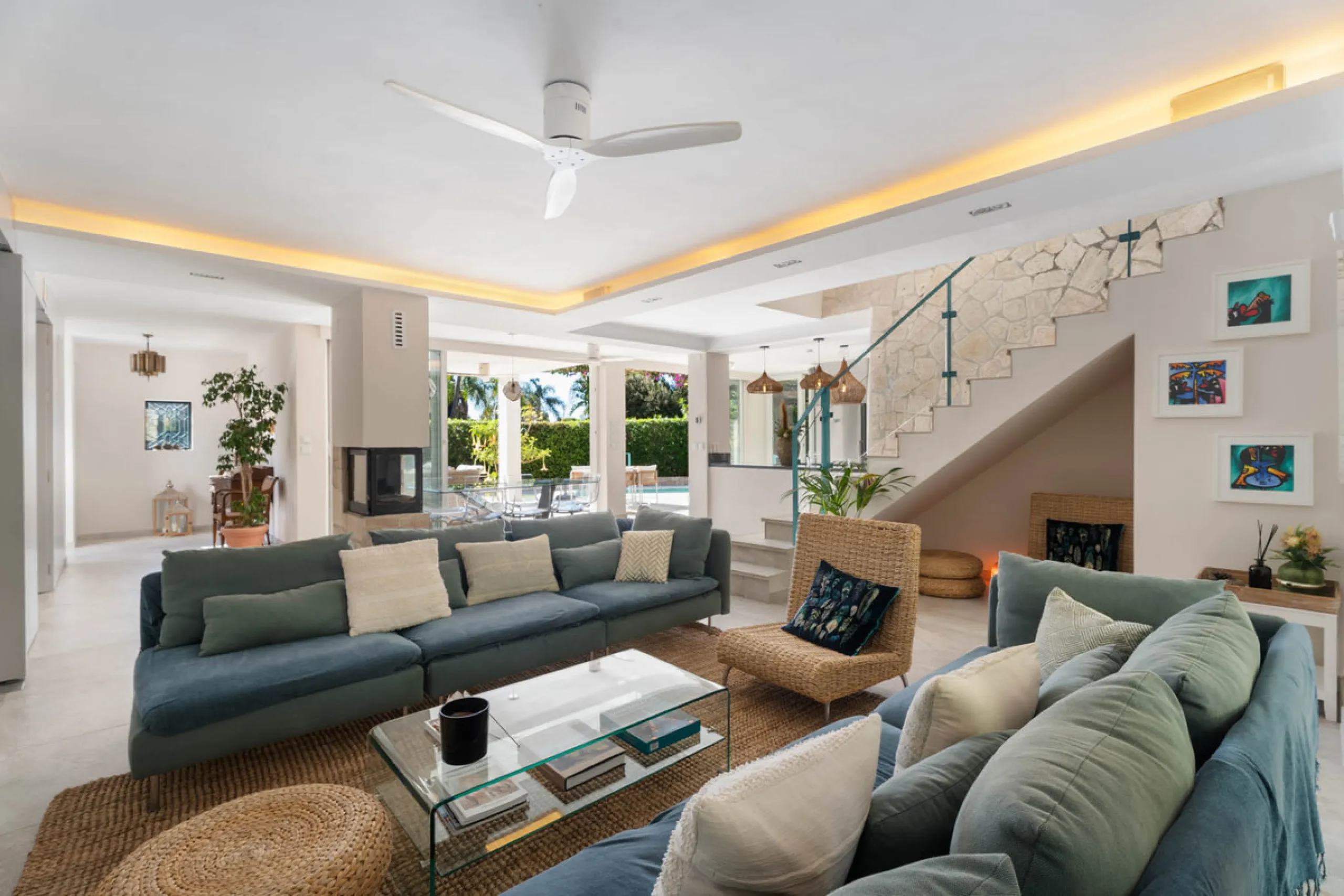This refined villa in El Rosario offers privacy, comfort and Mediterranean living on a 1,097 m² plot with a total of 342 m² built. Its south-west orientation ensures bright interiors and beautiful sunset views.