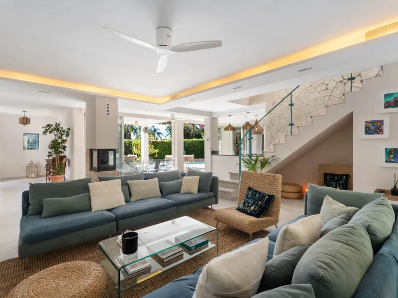 This refined villa in El Rosario offers privacy, comfort and Mediterranean living on a 1,097 m² plot with a total of 342 m² built. Its south-west orientation ensures bright interiors and beautiful sunset views.