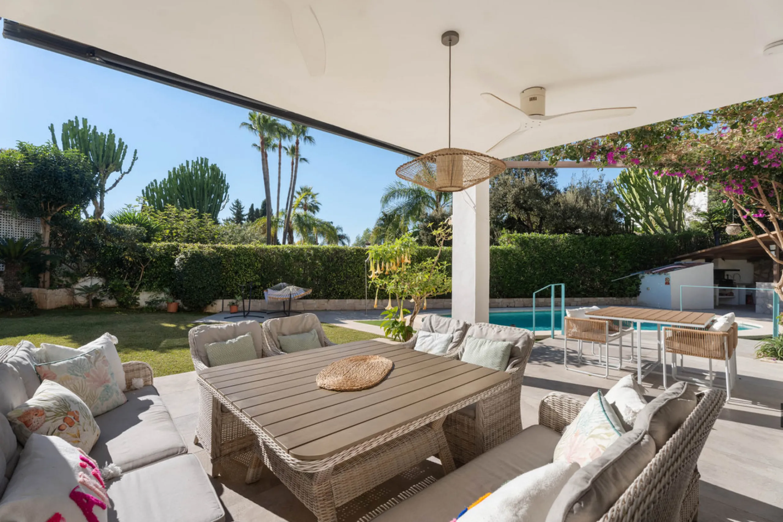 This refined villa in El Rosario offers privacy, comfort and Mediterranean living on a 1,097 m² plot with a total of 342 m² built. Its south-west orientation ensures bright interiors and beautiful sunset views.