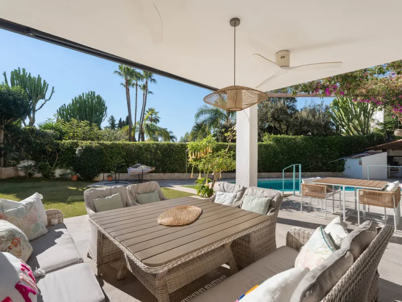 This refined villa in El Rosario offers privacy, comfort and Mediterranean living on a 1,097 m² plot with a total of 342 m² built. Its south-west orientation ensures bright interiors and beautiful sunset views.