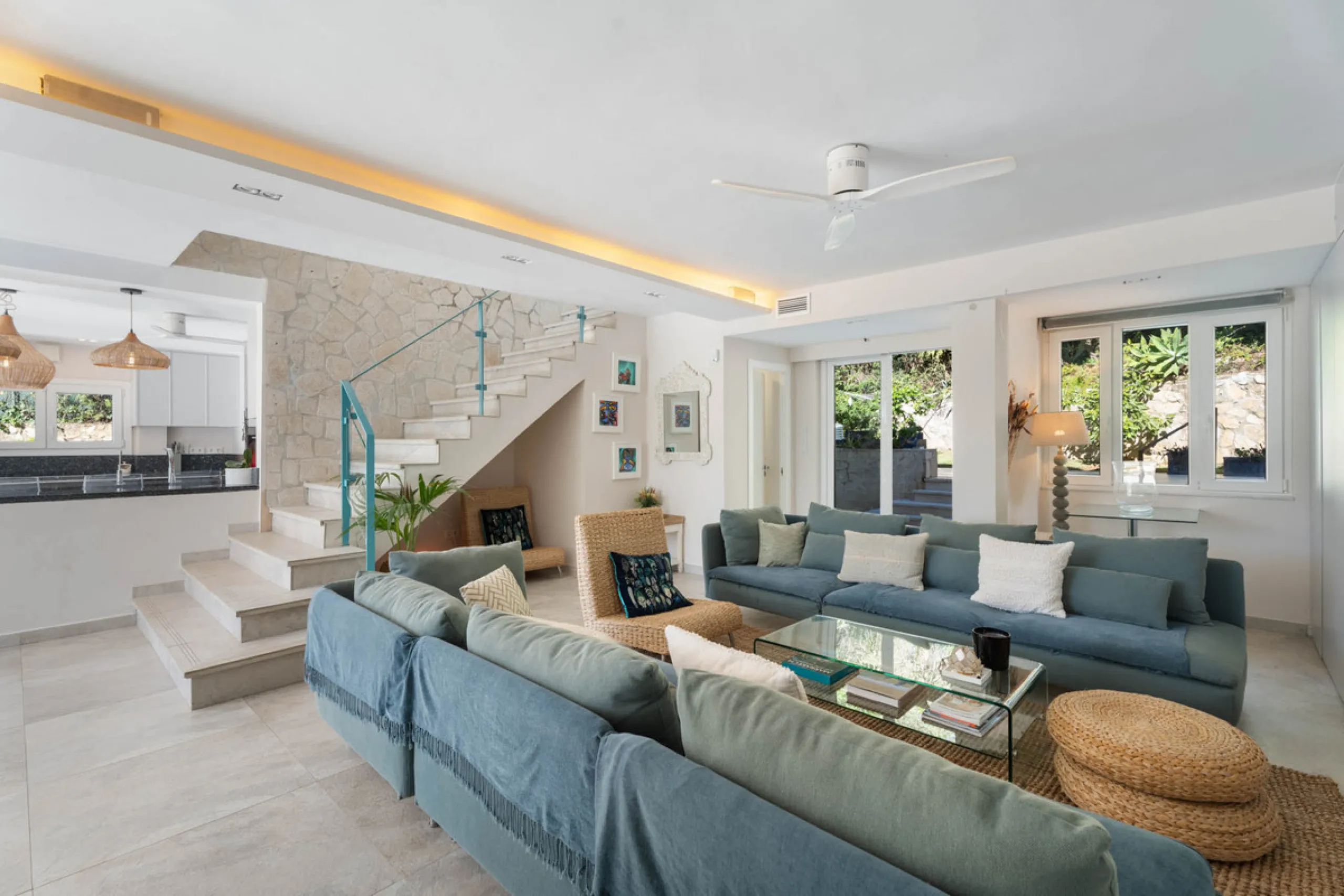 This refined villa in El Rosario offers privacy, comfort and Mediterranean living on a 1,097 m² plot with a total of 342 m² built. Its south-west orientation ensures bright interiors and beautiful sunset views.