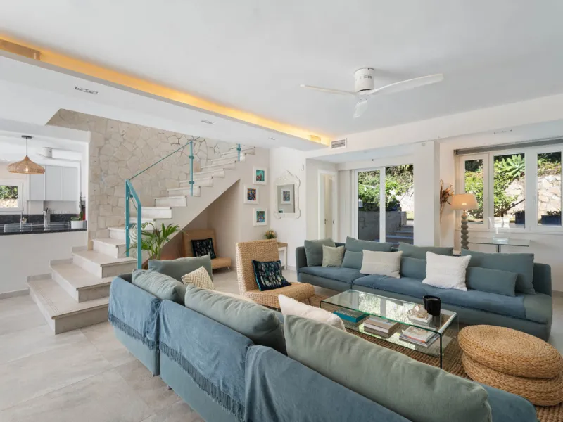 This refined villa in El Rosario offers privacy, comfort and Mediterranean living on a 1,097 m² plot with a total of 342 m² built. Its south-west orientation ensures bright interiors and beautiful sunset views.