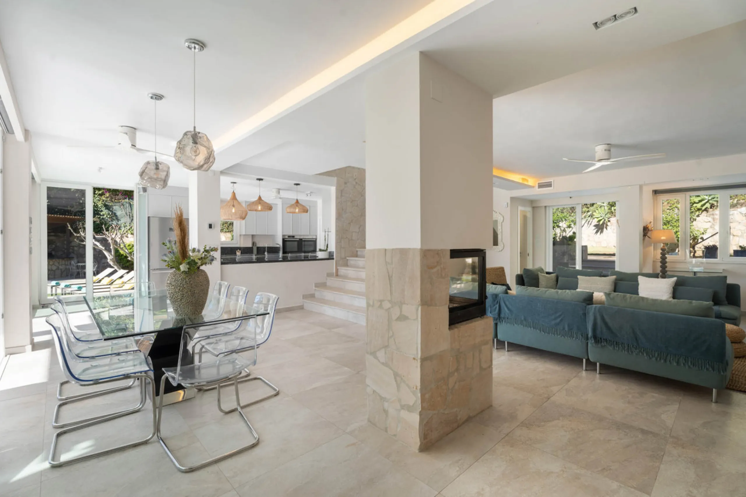 This refined villa in El Rosario offers privacy, comfort and Mediterranean living on a 1,097 m² plot with a total of 342 m² built. Its south-west orientation ensures bright interiors and beautiful sunset views.