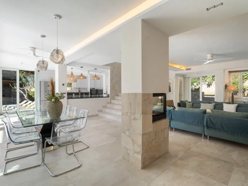 This refined villa in El Rosario offers privacy, comfort and Mediterranean living on a 1,097 m² plot with a total of 342 m² built. Its south-west orientation ensures bright interiors and beautiful sunset views.