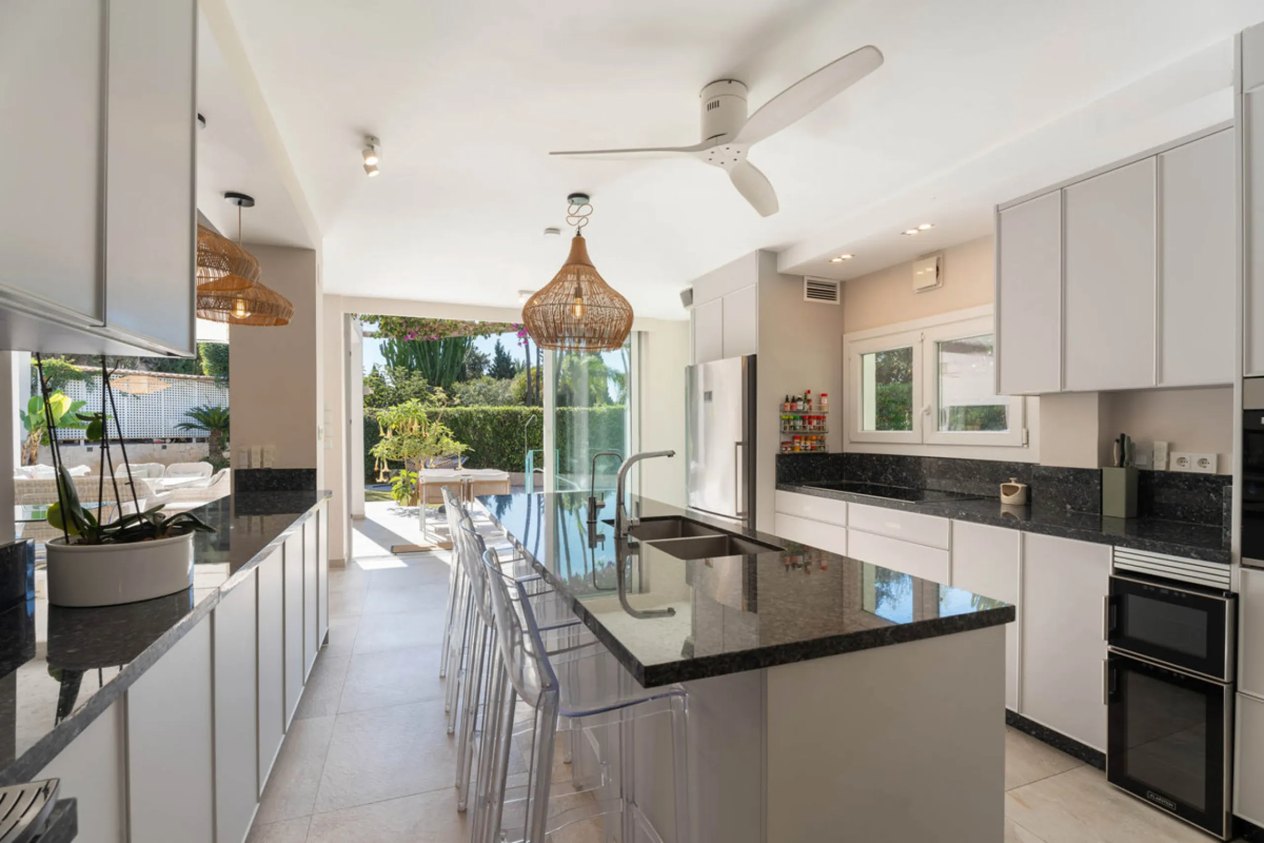 This refined villa in El Rosario offers privacy, comfort and Mediterranean living on a 1,097 m² plot with a total of 342 m² built. Its south-west orientation ensures bright interiors and beautiful sunset views.