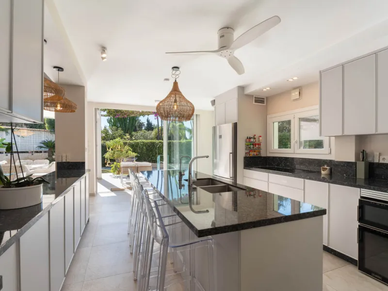 This refined villa in El Rosario offers privacy, comfort and Mediterranean living on a 1,097 m² plot with a total of 342 m² built. Its south-west orientation ensures bright interiors and beautiful sunset views.