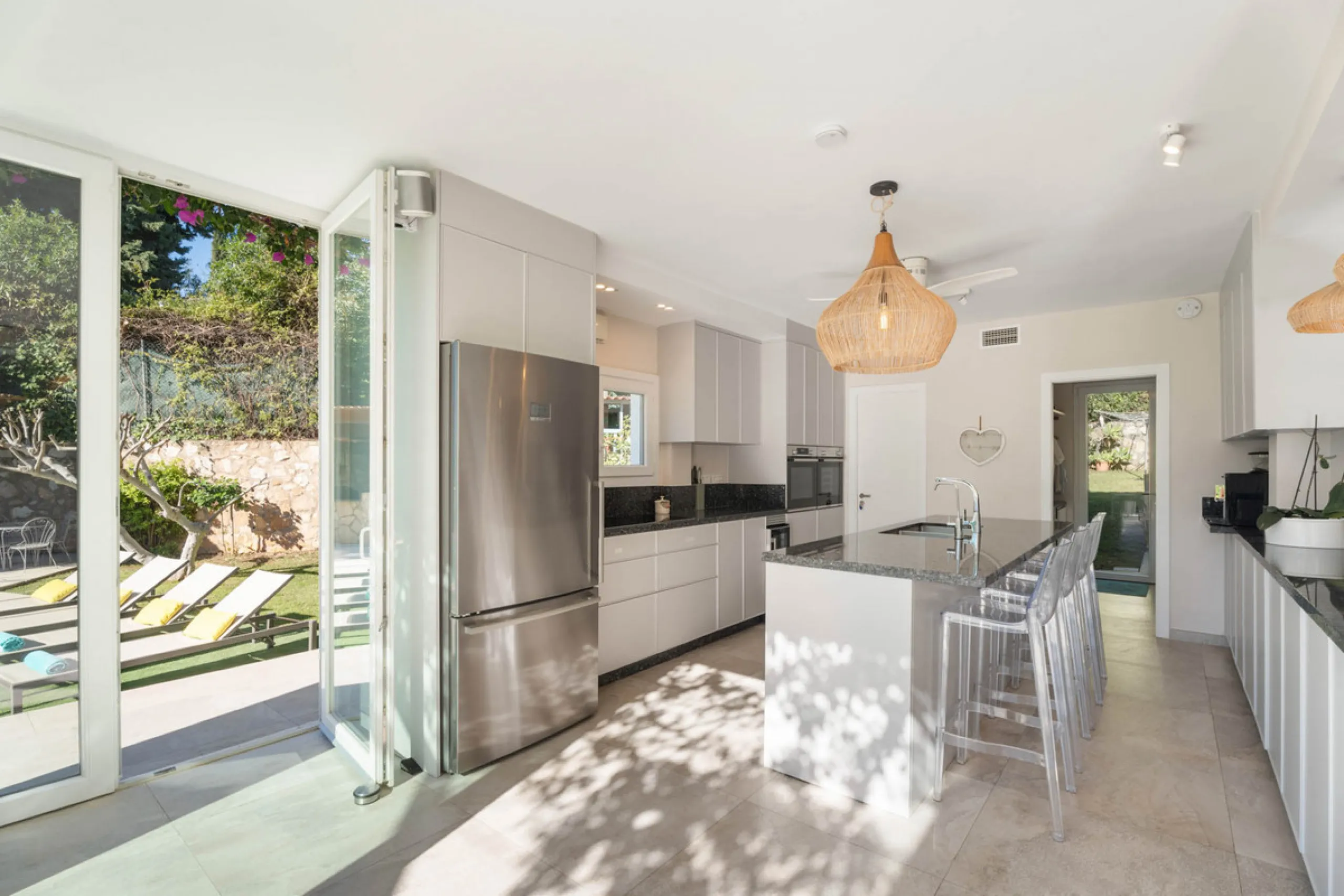 This refined villa in El Rosario offers privacy, comfort and Mediterranean living on a 1,097 m² plot with a total of 342 m² built. Its south-west orientation ensures bright interiors and beautiful sunset views.
