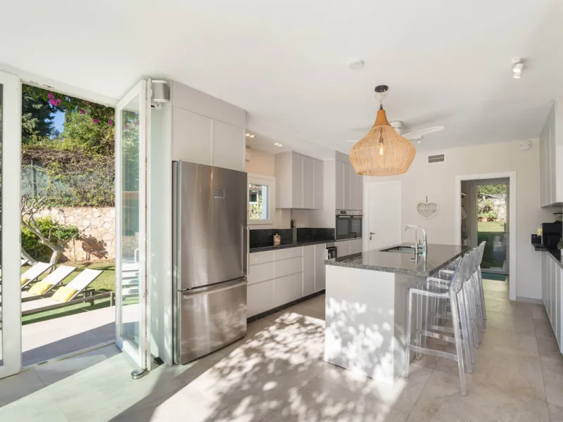 This refined villa in El Rosario offers privacy, comfort and Mediterranean living on a 1,097 m² plot with a total of 342 m² built. Its south-west orientation ensures bright interiors and beautiful sunset views.