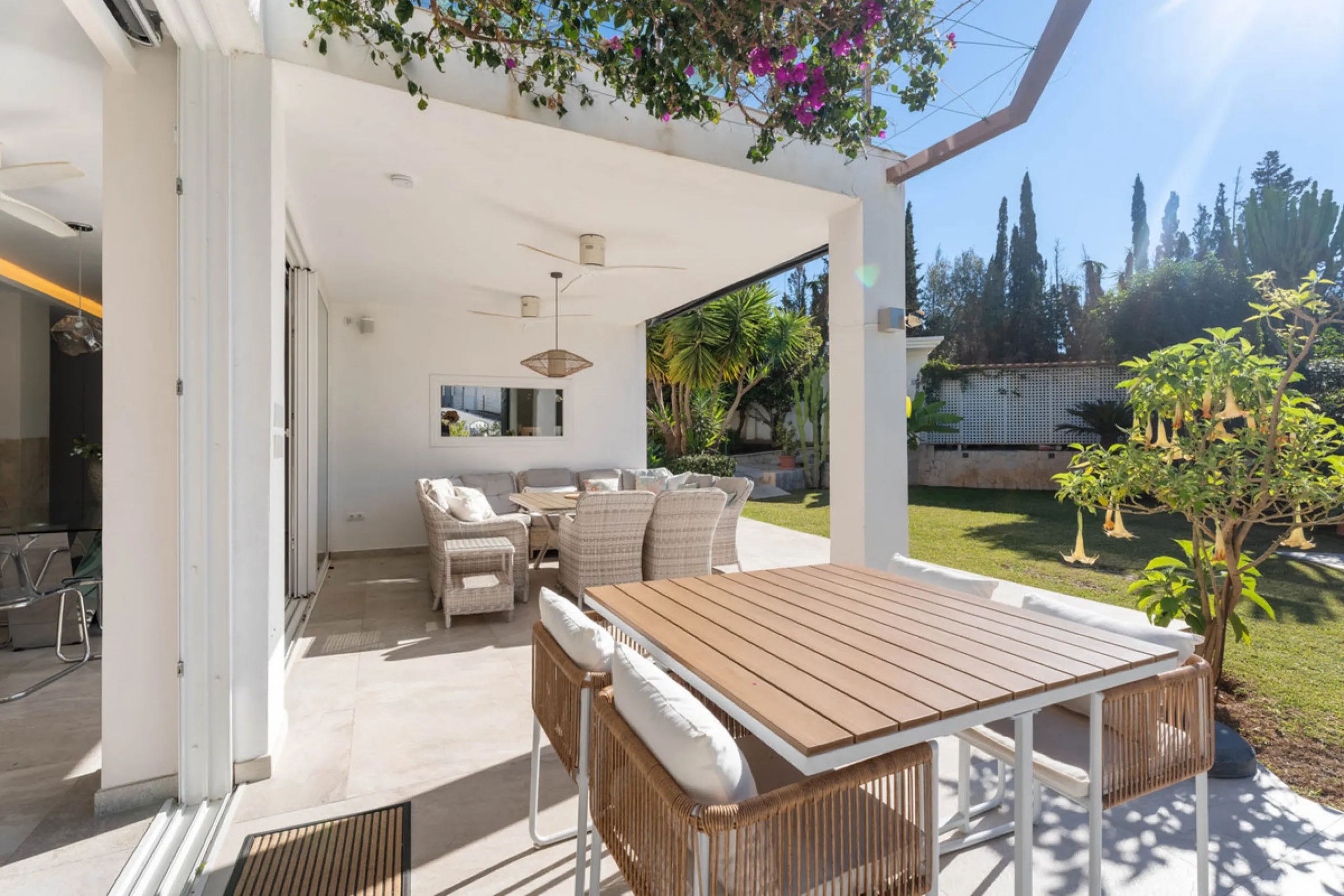 This refined villa in El Rosario offers privacy, comfort and Mediterranean living on a 1,097 m² plot with a total of 342 m² built. Its south-west orientation ensures bright interiors and beautiful sunset views.