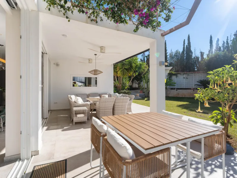 This refined villa in El Rosario offers privacy, comfort and Mediterranean living on a 1,097 m² plot with a total of 342 m² built. Its south-west orientation ensures bright interiors and beautiful sunset views.