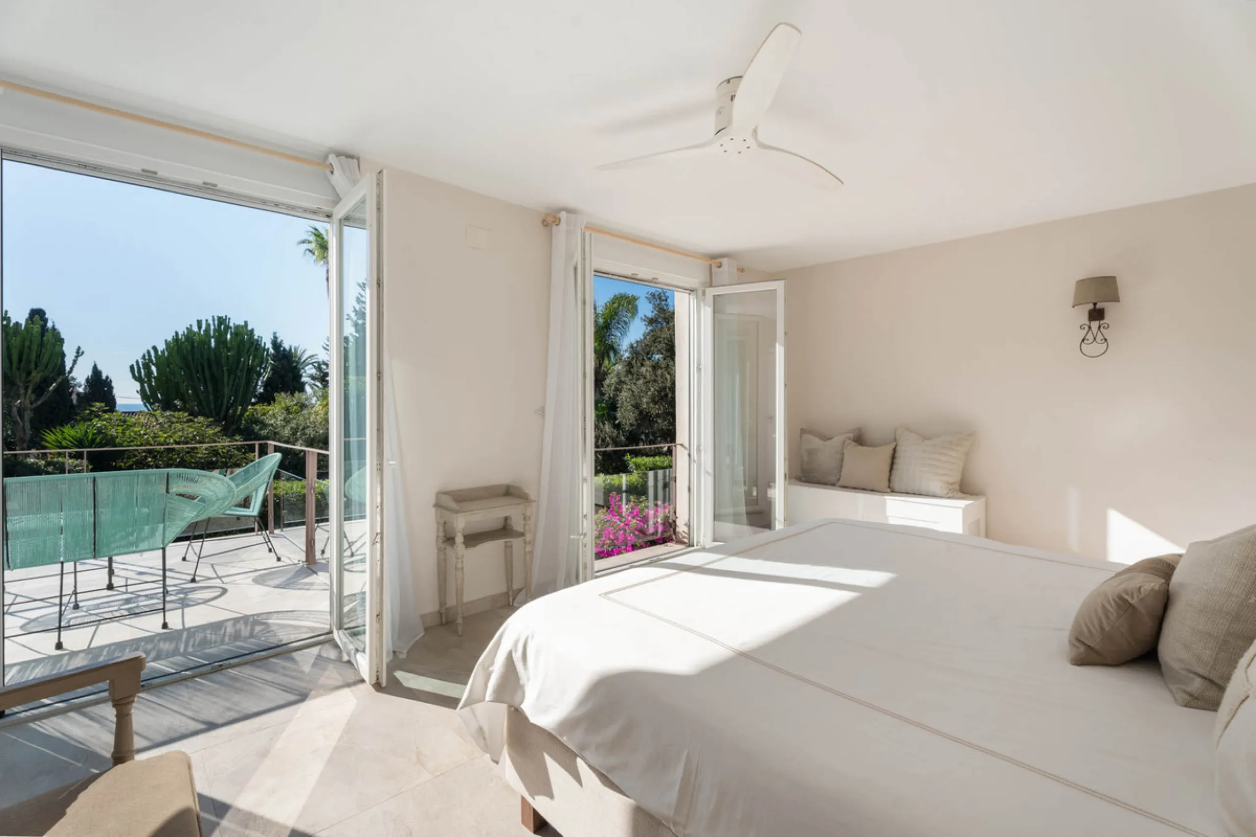 This refined villa in El Rosario offers privacy, comfort and Mediterranean living on a 1,097 m² plot with a total of 342 m² built. Its south-west orientation ensures bright interiors and beautiful sunset views.