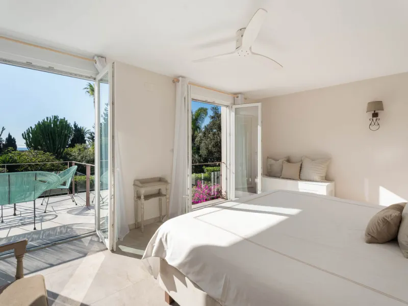 This refined villa in El Rosario offers privacy, comfort and Mediterranean living on a 1,097 m² plot with a total of 342 m² built. Its south-west orientation ensures bright interiors and beautiful sunset views.