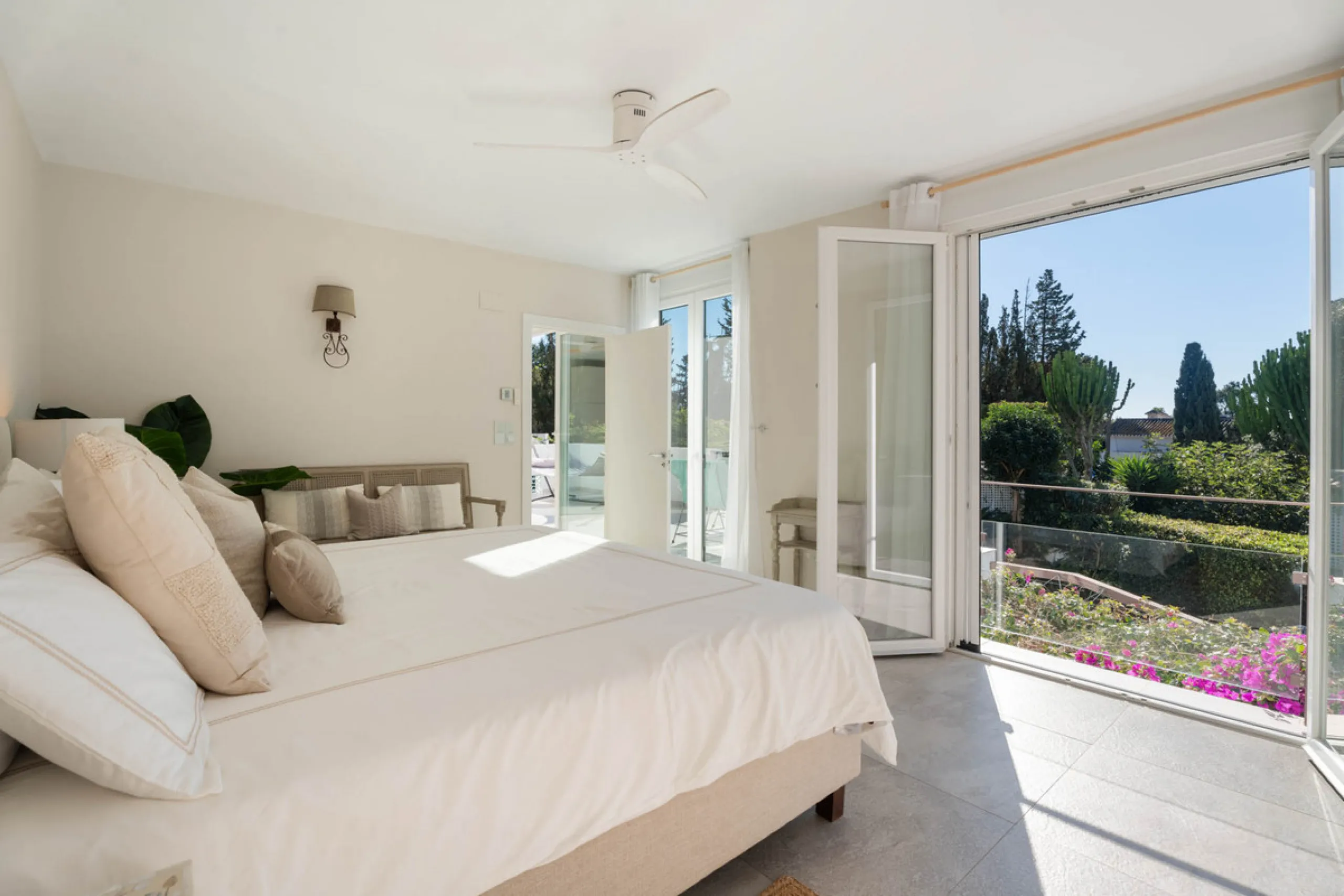 This refined villa in El Rosario offers privacy, comfort and Mediterranean living on a 1,097 m² plot with a total of 342 m² built. Its south-west orientation ensures bright interiors and beautiful sunset views.