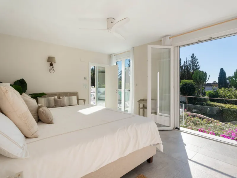 This refined villa in El Rosario offers privacy, comfort and Mediterranean living on a 1,097 m² plot with a total of 342 m² built. Its south-west orientation ensures bright interiors and beautiful sunset views.