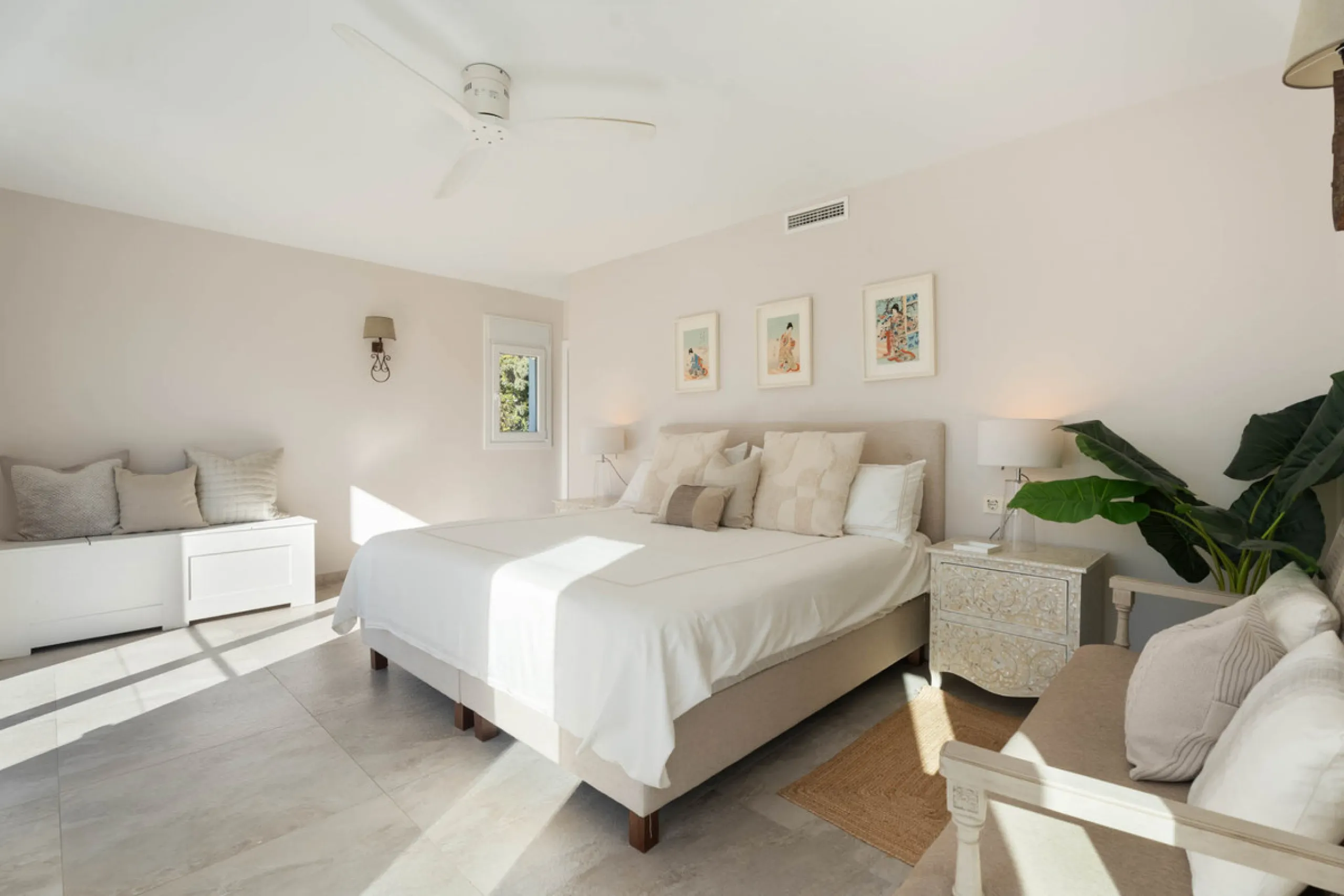 This refined villa in El Rosario offers privacy, comfort and Mediterranean living on a 1,097 m² plot with a total of 342 m² built. Its south-west orientation ensures bright interiors and beautiful sunset views.