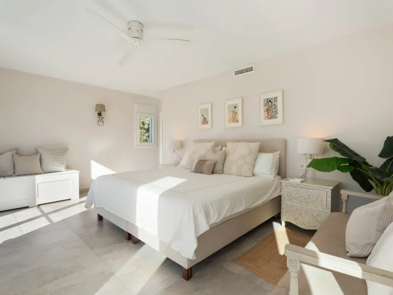 This refined villa in El Rosario offers privacy, comfort and Mediterranean living on a 1,097 m² plot with a total of 342 m² built. Its south-west orientation ensures bright interiors and beautiful sunset views.