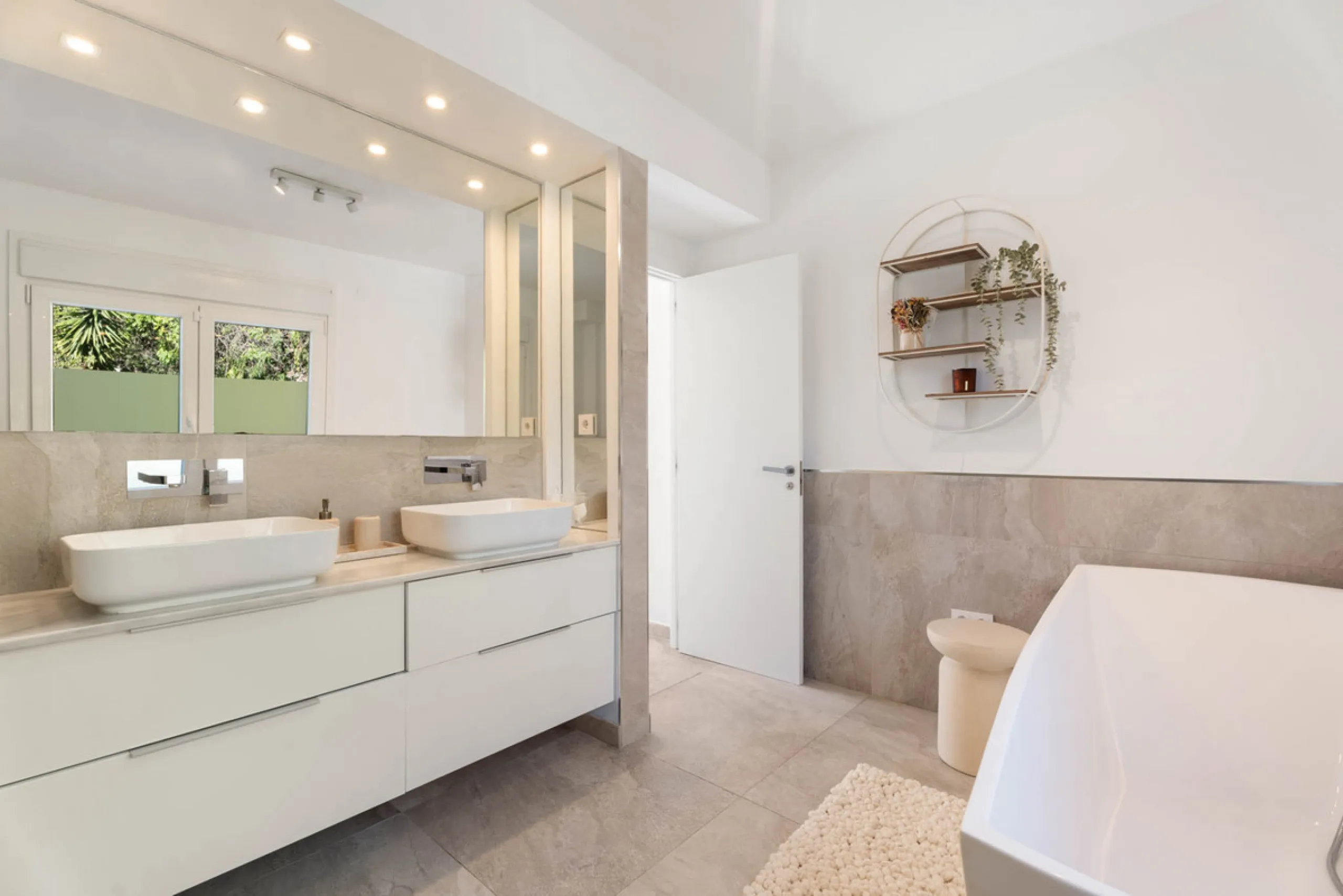 This refined villa in El Rosario offers privacy, comfort and Mediterranean living on a 1,097 m² plot with a total of 342 m² built. Its south-west orientation ensures bright interiors and beautiful sunset views.