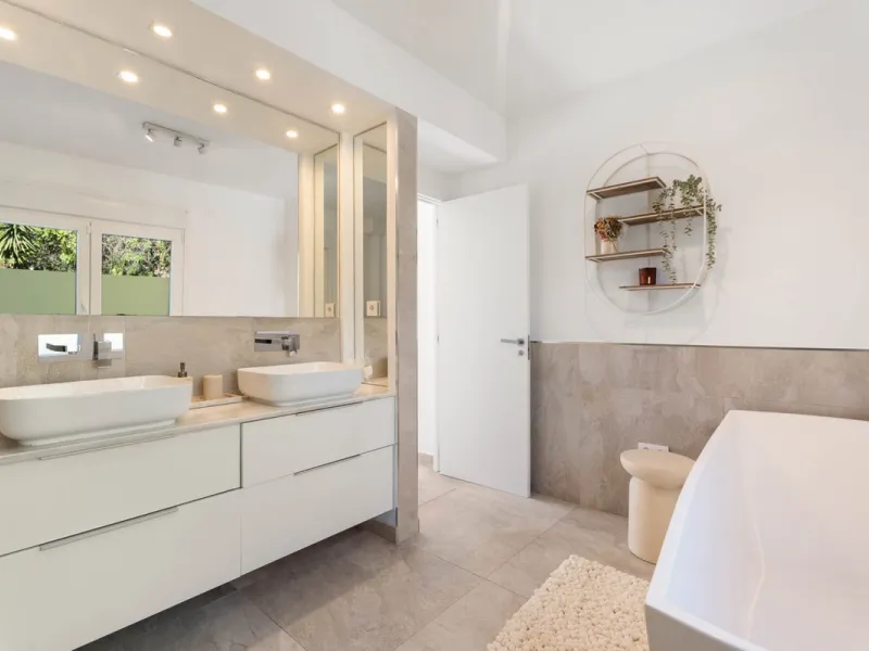 This refined villa in El Rosario offers privacy, comfort and Mediterranean living on a 1,097 m² plot with a total of 342 m² built. Its south-west orientation ensures bright interiors and beautiful sunset views.
