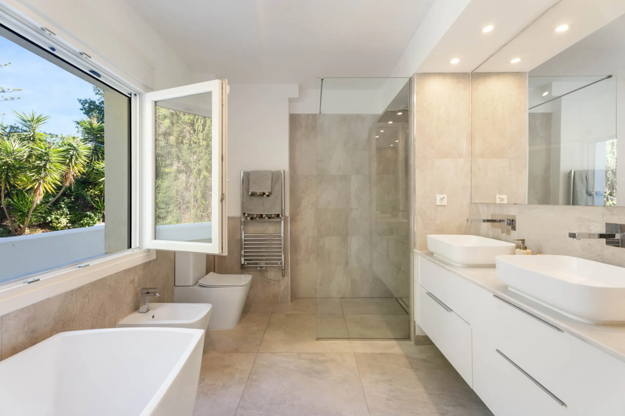 This refined villa in El Rosario offers privacy, comfort and Mediterranean living on a 1,097 m² plot with a total of 342 m² built. Its south-west orientation ensures bright interiors and beautiful sunset views.