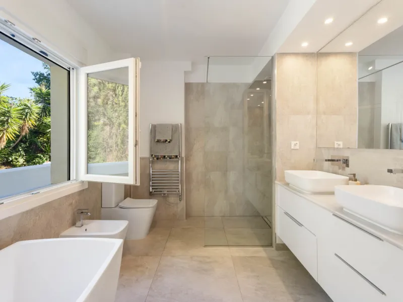 This refined villa in El Rosario offers privacy, comfort and Mediterranean living on a 1,097 m² plot with a total of 342 m² built. Its south-west orientation ensures bright interiors and beautiful sunset views.