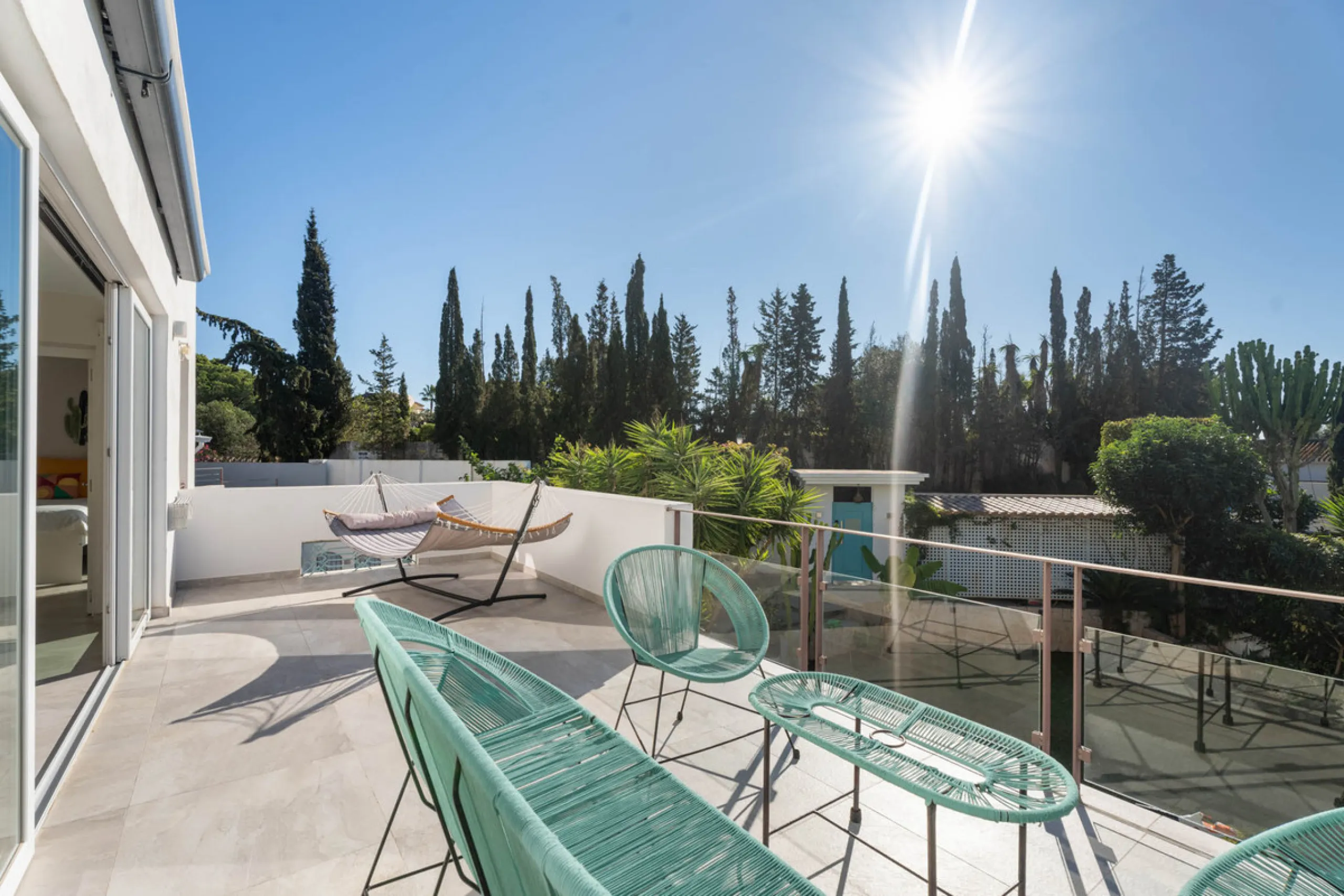This refined villa in El Rosario offers privacy, comfort and Mediterranean living on a 1,097 m² plot with a total of 342 m² built. Its south-west orientation ensures bright interiors and beautiful sunset views.