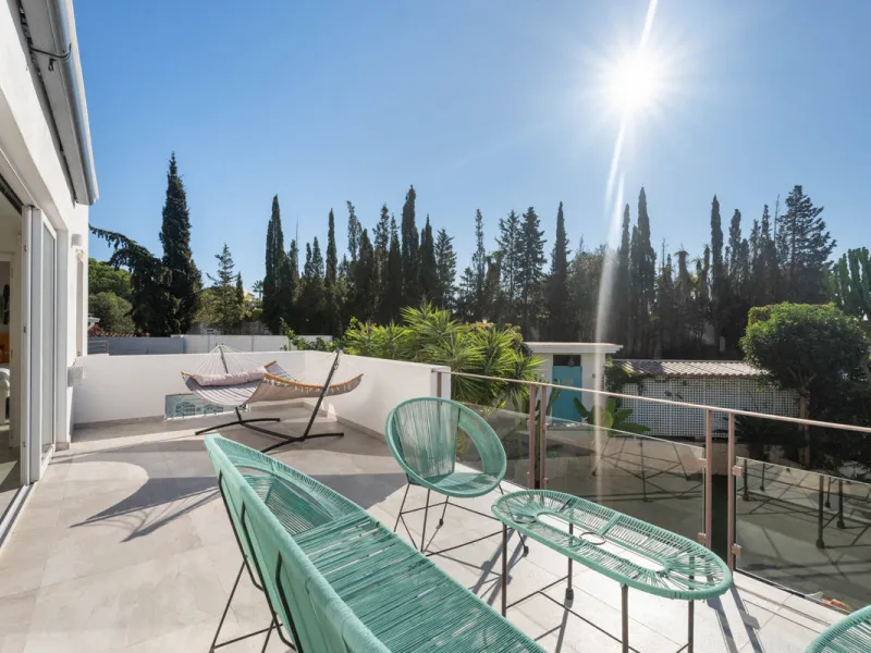 This refined villa in El Rosario offers privacy, comfort and Mediterranean living on a 1,097 m² plot with a total of 342 m² built. Its south-west orientation ensures bright interiors and beautiful sunset views.