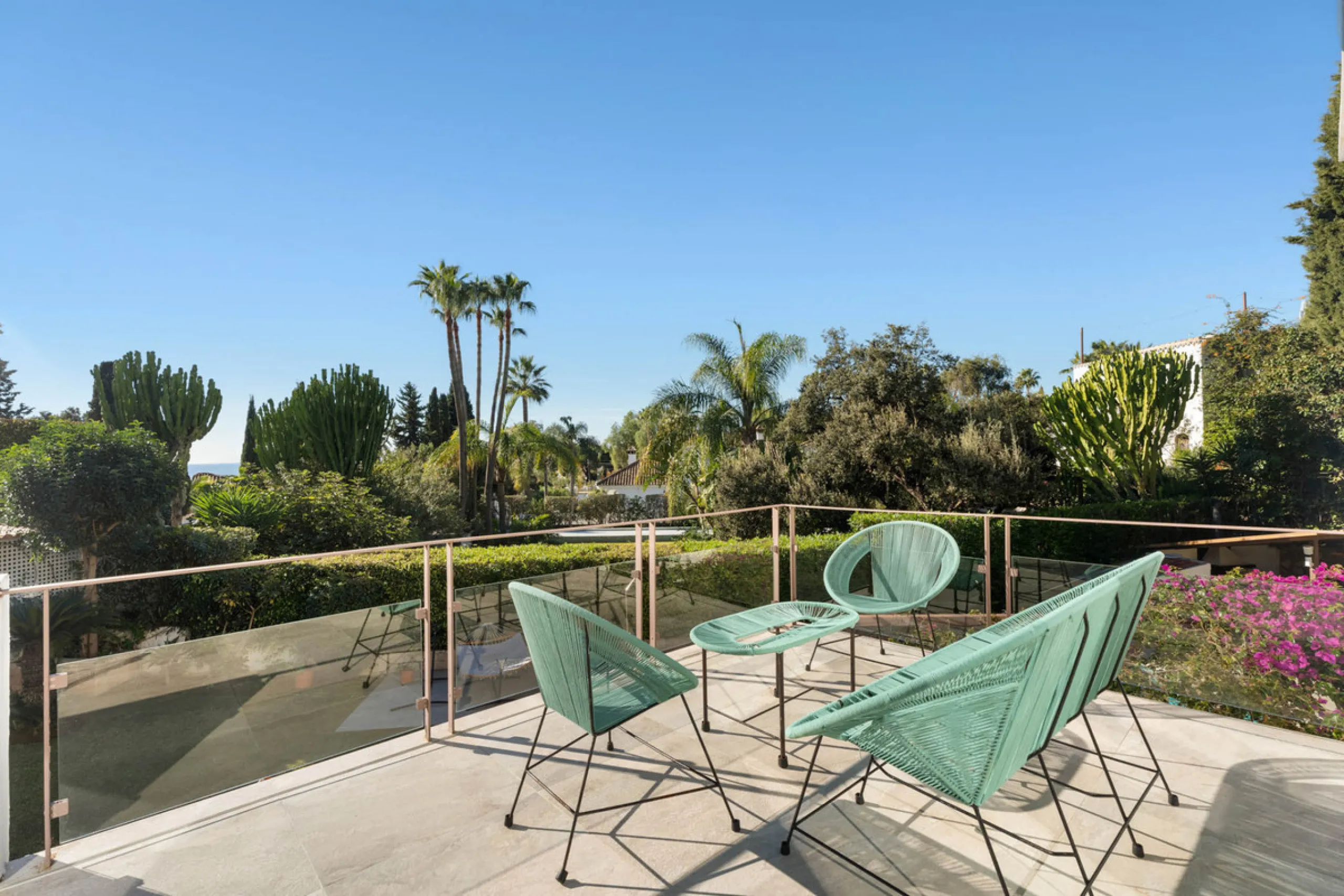 This refined villa in El Rosario offers privacy, comfort and Mediterranean living on a 1,097 m² plot with a total of 342 m² built. Its south-west orientation ensures bright interiors and beautiful sunset views.